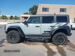 2023 Ford Bronco Raptor с VIN 1FMEE5JR7PLC04106, выставлен на аукционе IAAI как лот 42316422 с пробегом 6 859 миль миль и . История ставок и продаж доступна на DreamBid. Изображение 15.