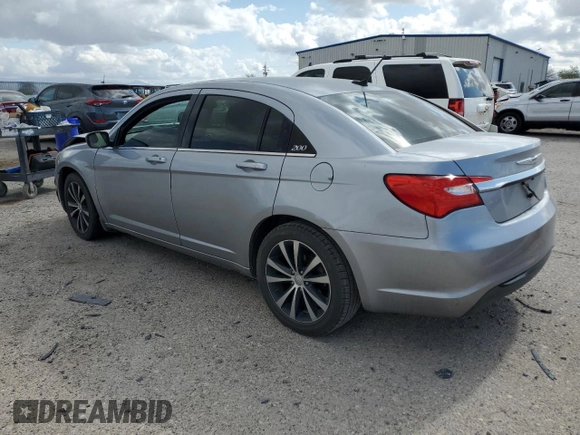 2014 Chrysler 200 Touring z VIN 1C3CCBBGXEN150223, wystawiony jako Copart lot #55494215 z przebiegiem 178 750 mil mil oraz Szkody całkowita. Historia ofert i sprzedaży dostępna na DreamBid. Obrazek 2.