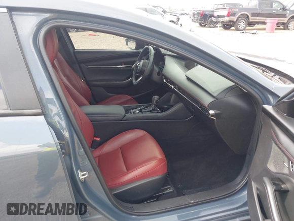 2022 Mazda 3 Carbon Edition z VIN 3MZBPACL7NM313242, wystawiony jako IAAI lot #42095279 z przebiegiem 30 787 mil mil oraz . Historia ofert i sprzedaży dostępna na DreamBid. Obrazek 5.