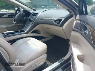 2016 Lincoln MKZ z VIN 3LN6L2G90GR621326, wystawiony jako IAAI lot #42375905 z przebiegiem 56 169 mil mil oraz . Historia ofert i sprzedaży dostępna na DreamBid. Obrazek 5.