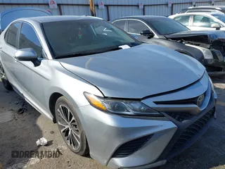 2019 Toyota Camry LE z VIN 4T1B11HK8KU681713, wystawiony jako IAAI lot #41823019 z przebiegiem 99 000 mil mil oraz . Historia ofert i sprzedaży dostępna na DreamBid. Obrazek 1.