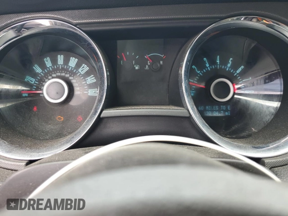 2013 Ford Mustang V6 z VIN 1ZVBP8AM8D5215538, wystawiony jako Copart lot #62214695 z przebiegiem 130 904 mil mil oraz Czysty tytuł • Clean title. Historia ofert i sprzedaży dostępna na DreamBid. Obrazek 9.