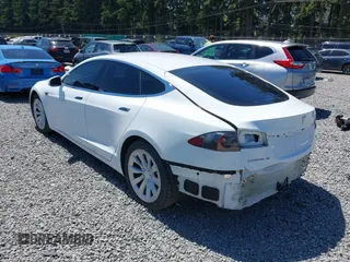 2016 Tesla Model S 90D z VIN 5YJSA1E29GF160332, wystawiony jako IAAI lot #42593749 z przebiegiem 92 702 mil mil oraz . Historia ofert i sprzedaży dostępna na DreamBid. Obrazek 3.