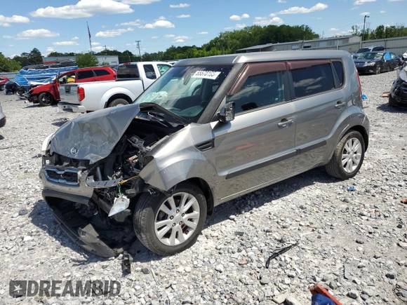 2013 Kia Soul + z VIN KNDJT2A66D7620732, wystawiony jako Copart lot #55578195 z przebiegiem 143 092 mil mil oraz Szkoda całkowita • Salvage title. Historia ofert i sprzedaży dostępna na DreamBid. Obrazek 1.