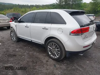 2013 Lincoln MKX z VIN 2LMDJ6JK9DBL27647, wystawiony jako IAAI lot #42140913 z przebiegiem 211 412 mil mil oraz . Historia ofert i sprzedaży dostępna na DreamBid. Obrazek 3.
