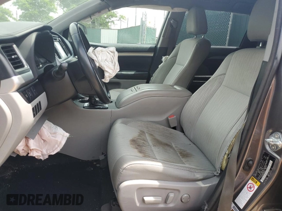 2018 Toyota Highlander LE with VIN 5TDBZRFH5JS824574, listed as a Copart auction lot 57248455 with 123,799 mi miles and Clean title. Bid and sale history available at DreamBid. Image 7.
