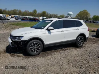 2021 Volkswagen Tiguan SE z VIN 3VV3B7AX6MM068304, wystawiony jako Copart lot #53488305 z przebiegiem 57 744 mil mil oraz Szkody całkowita. Historia ofert i sprzedaży dostępna na DreamBid. Obrazek 1.