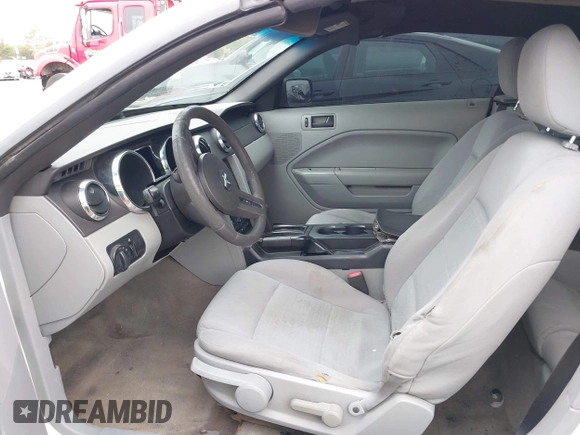 2007 Ford Mustang Deluxe z VIN 1ZVFT84N575265691, wystawiony jako IAAI lot #42385616 z przebiegiem 119 055 mil mil oraz . Historia ofert i sprzedaży dostępna na DreamBid. Obrazek 5.