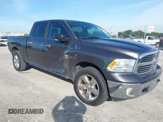 2015 Ram 1500 Big Horn z VIN 1C6RR7TM5FS747991, wystawiony jako IAAI lot #41228037 z przebiegiem 150 059 mil mil oraz . Historia ofert i sprzedaży dostępna na DreamBid. Obrazek 1.
