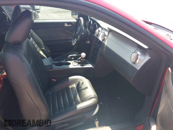 2008 Ford Mustang GT Deluxe z VIN 1ZVHT82H285184963, wystawiony jako IAAI lot #42479534 z przebiegiem 164 349 mil mil oraz . Historia ofert i sprzedaży dostępna na DreamBid. Obrazek 5.