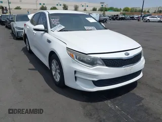 2018 Kia Optima LX z VIN 5XXGT4L32JG213616, wystawiony jako IAAI lot #42408629 z przebiegiem 130 163 mil mil oraz . Historia ofert i sprzedaży dostępna na DreamBid. Obrazek 1.