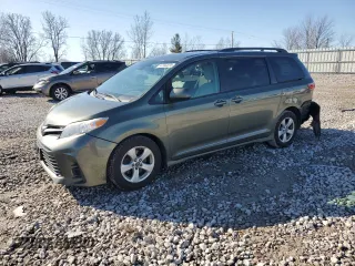 2018 Toyota Sienna LE Auto Access Seat with VIN 5TDKZ3DC6JS939172, listed as a Copart auction lot 47944615 with 130,984 mi miles and Clean Title. Bid and sale history available at carsss.com. Image 1.