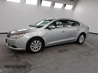 2013 Buick LaCrosse z VIN 1G4GA5E34DF127988, wystawiony jako Copart lot #61442055 z przebiegiem 68 830 mil mil oraz Czysty tytuł • Clean title. Historia ofert i sprzedaży dostępna na DreamBid. Obrazek 1.