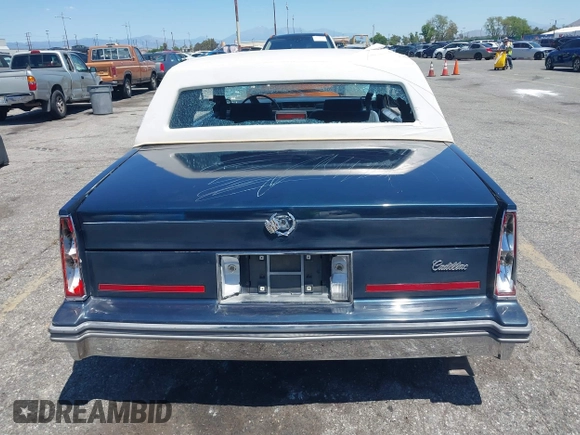 1986 Cadillac DeVille z VIN 1G6CD4783G4204155, wystawiony jako IAAI lot #42229194 z przebiegiem 131 360 mil mil oraz . Historia ofert i sprzedaży dostępna na DreamBid. Obrazek 16.