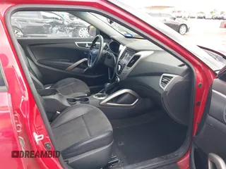 2015 Hyundai Veloster z VIN KMHTC6AD8FU227474, wystawiony jako IAAI lot #42188164 z przebiegiem 122 485 mil mil oraz . Historia ofert i sprzedaży dostępna na DreamBid. Obrazek 5.