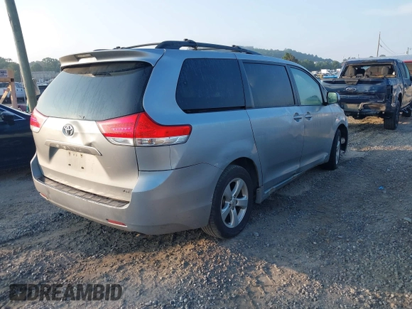 2014 Toyota Sienna LE AAS z VIN 5TDKK3DC8ES433739, wystawiony jako IAAI lot #42680907 z przebiegiem 188 589 mil mil oraz . Historia ofert i sprzedaży dostępna na DreamBid. Obrazek 4.