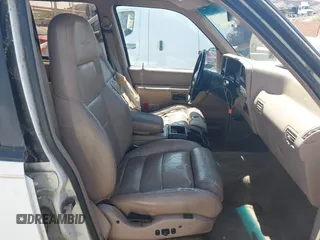 1993 Ford Explorer Eddie Bauer z VIN 1FMDU32X5PUD94496, wystawiony jako IAAI lot #42494424 z przebiegiem 26 047 mil mil oraz . Historia ofert i sprzedaży dostępna na DreamBid. Obrazek 5.