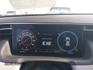 2024 Hyundai Tucson SEL z VIN 5NMJB3DE2RH420670, wystawiony jako IAAI lot #42454747 z przebiegiem 25 764 mil mil oraz . Historia ofert i sprzedaży dostępna na DreamBid. Obrazek 7.