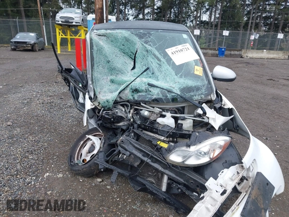 2012 Smart fortwo Pure z VIN WMEEJ3BA3CK573365, wystawiony jako IAAI lot #41910721 z przebiegiem Nie podano mil oraz . Historia ofert i sprzedaży dostępna na DreamBid. Obrazek 12.