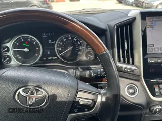 2017 Toyota Land Cruiser z VIN JTMCY7AJ7H4050517, wystawiony jako Copart lot #73833724 z przebiegiem 137 775 mil mil oraz Czysty tytuł • Clean title. Historia ofert i sprzedaży dostępna na DreamBid. Obrazek 8.