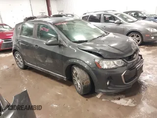 2017 Chevrolet Sonic LT z VIN 1G1JD6SG6H4147801, wystawiony jako IAAI lot #41653186 z przebiegiem 127 009 mil mil oraz . Historia ofert i sprzedaży dostępna na DreamBid. Obrazek 1.
