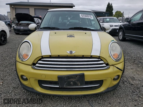2011 MINI Hardtop with VIN WMWSU3C58BTX96968, listed as a Copart auction lot 62560915 with 88,616 mi miles and Salvage title. Bid and sale history available at DreamBid. Image 5.