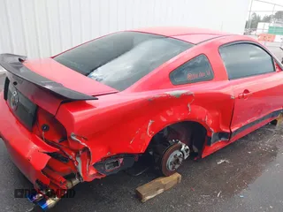 2006 Ford Mustang GT Deluxe z VIN 1ZVFT82HX65243603, wystawiony jako IAAI lot #42251021 z przebiegiem Nie podano mil oraz . Historia ofert i sprzedaży dostępna na DreamBid. Obrazek 6.
