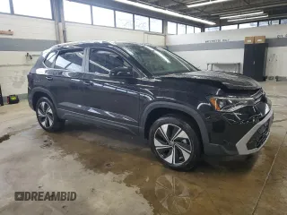 2025 Volkswagen Taos SE z VIN 3VVUC7B22SM010711, wystawiony jako Copart lot #55577455 z przebiegiem 3019 mil mil oraz Tytuł czysty. Historia ofert i sprzedaży dostępna na DreamBid. Obrazek 4.