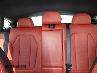 2021 BMW X4 M z VIN 5YMUJ0C03M9D96933, wystawiony jako Copart lot #64650153 z przebiegiem 27 157 mil mil oraz . Historia ofert i sprzedaży dostępna na DreamBid. Obrazek 10.
