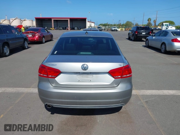 2014 Volkswagen Passat Wolfsburg Edition z VIN 1VWAT7A39EC055174, wystawiony jako IAAI lot #42433368 z przebiegiem 81 321 mil mil oraz . Historia ofert i sprzedaży dostępna na DreamBid. Obrazek 16.