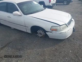 2003 Lincoln Town Car Signature z VIN 1LNHM82W33Y615344, wystawiony jako IAAI lot #41761302 z przebiegiem Nie podano mil oraz . Historia ofert i sprzedaży dostępna na DreamBid. Obrazek 6.
