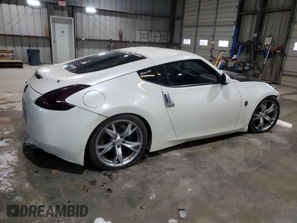 2012 Nissan 370Z z VIN JN1AZ4EH2CM564443, wystawiony jako Copart lot #45126885 z przebiegiem 71 729 mil mil oraz Szkody całkowita. Historia ofert i sprzedaży dostępna na DreamBid. Obrazek 3.