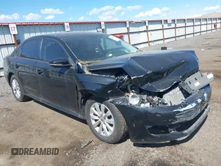 2012 Volkswagen Passat S z VIN 1VWAP7A3XCC003957, wystawiony jako IAAI lot #42416235 z przebiegiem 126 078 mil mil oraz . Historia ofert i sprzedaży dostępna na DreamBid. Obrazek 1.