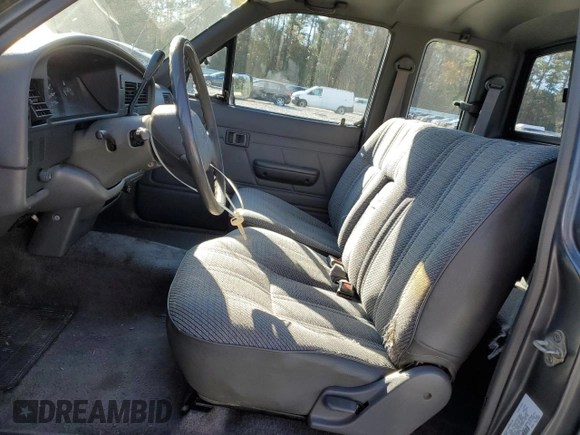 1993 Toyota Pickup DLX z VIN JT4RN93P7P5080335, wystawiony jako Copart lot #84757234 z przebiegiem 162 290 mil mil oraz Szkoda całkowita • Salvage title. Historia ofert i sprzedaży dostępna na DreamBid. Obrazek 7.