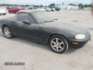 1999 Mazda MX-5 Miata z VIN JM1NB353XX0126008, wystawiony jako IAAI lot #42435673 z przebiegiem 194 313 mil mil oraz . Historia ofert i sprzedaży dostępna na DreamBid. Obrazek 1.