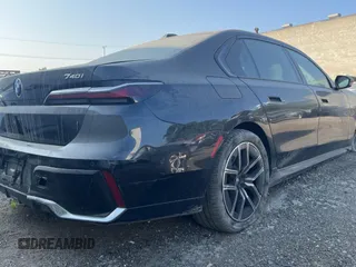 2023 BMW 7 Series 740i z VIN WBA23EH00PCM30022, wystawiony jako Copart lot #57565424 z przebiegiem 5 985 mil mil oraz . Historia ofert i sprzedaży dostępna na DreamBid. Obrazek 4.