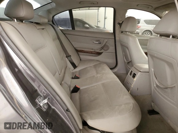 2006 BMW 3 Series 330i z VIN WBAVB33526KS32828, wystawiony jako Copart lot #48359995 z przebiegiem 121 936 mil mil oraz Szkoda całkowita • Salvage title. Historia ofert i sprzedaży dostępna na DreamBid. Obrazek 10.