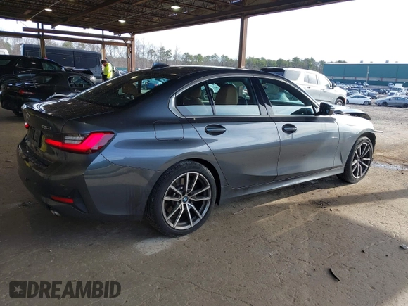2021 BMW 3 Series 330i xDrive z VIN 3MW5R7J03M8B87133, wystawiony jako IAAI lot #42005842 z przebiegiem 28 668 mil mil oraz . Historia ofert i sprzedaży dostępna na DreamBid. Obrazek 4.