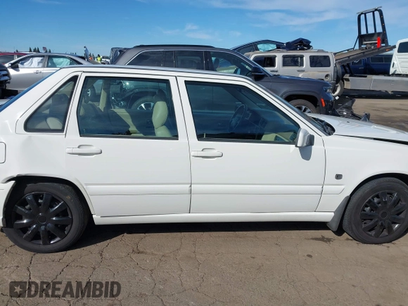 1999 Volvo S70 z VIN YV1LS55A8X1580392, wystawiony jako IAAI lot #41623528 z przebiegiem 77 806 mil mil oraz . Historia ofert i sprzedaży dostępna na DreamBid. Obrazek 13.