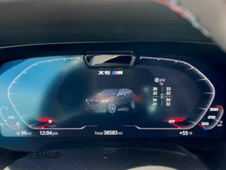 2021 BMW X5 M z VIN 5YMJU0C08M9E55307, wystawiony jako Copart lot #45422103 z przebiegiem 36 583 mil mil oraz . Historia ofert i sprzedaży dostępna na DreamBid. Obrazek 8.