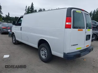 2019 Chevrolet Express Cargo z VIN 1GCWGAFP7K1189100, wystawiony jako IAAI lot #42459577 z przebiegiem 95 789 mil mil oraz . Historia ofert i sprzedaży dostępna na DreamBid. Obrazek 3.