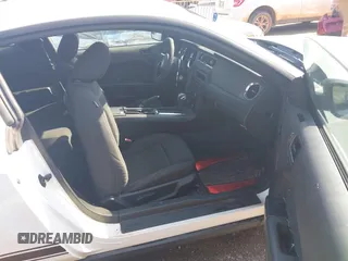 2012 Ford Mustang Premium z VIN 1ZVBP8AM5C5206875, wystawiony jako IAAI lot #42400805 z przebiegiem 178 011 mil mil oraz . Historia ofert i sprzedaży dostępna na DreamBid. Obrazek 5.
