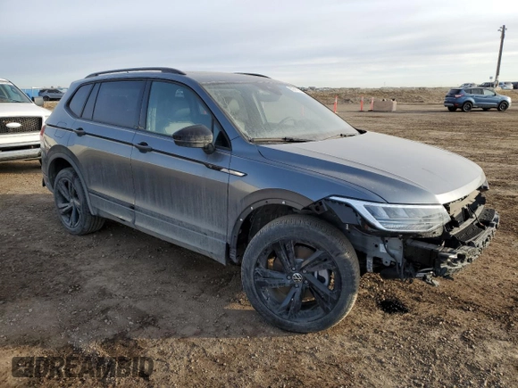 2024 Volkswagen Tiguan SE R-Line Black z VIN 3VV8B7AX8RM136714, wystawiony jako Copart lot #50587005 z przebiegiem Nie podano mil oraz Szkoda całkowita • Salvage title. Historia ofert i sprzedaży dostępna na DreamBid. Obrazek 4.