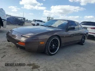 1991 Nissan 240SX z VIN JN1MS34PXMW001053, wystawiony jako Copart lot #79007744 z przebiegiem 172 425 mil mil oraz Nie do naprawy. Historia ofert i sprzedaży dostępna na DreamBid. Obrazek 1.