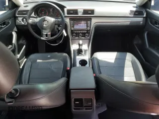 2014 Volkswagen Passat SE z VIN 1VWBT7A34EC077166, wystawiony jako Copart lot #57835415 z przebiegiem 121 814 mil mil oraz Szkoda całkowita • Salvage title. Historia ofert i sprzedaży dostępna na DreamBid. Obrazek 8.