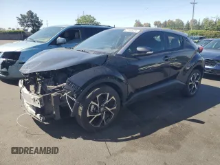 2020 Toyota C-HR LE z VIN JTNKHMBX5L1068114, wystawiony jako Copart lot #57165825 z przebiegiem 12 947 mil mil oraz Szkoda całkowita • Salvage title. Historia ofert i sprzedaży dostępna na DreamBid. Obrazek 1.