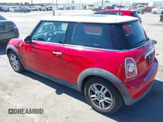 2012 MINI Hardtop z VIN WMWSU3C58CT541805, wystawiony jako IAAI lot #42651734 z przebiegiem 133 314 mil mil oraz . Historia ofert i sprzedaży dostępna na DreamBid. Obrazek 3.