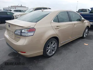 2010 Lexus HS 250h z VIN JTHBB1BA5A2001390, wystawiony jako IAAI lot #41461395 z przebiegiem 140 654 mil mil oraz . Historia ofert i sprzedaży dostępna na DreamBid. Obrazek 4.