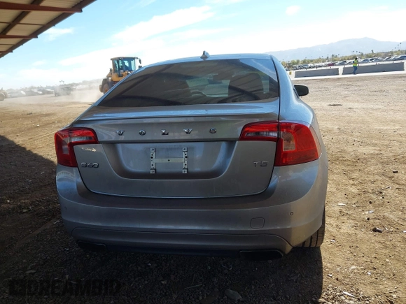 2015 Volvo S60 T5 Drive-E Premier z VIN YV140MFB3F1311727, wystawiony jako IAAI lot #41657590 z przebiegiem 117 794 mil mil oraz . Historia ofert i sprzedaży dostępna na DreamBid. Obrazek 17.