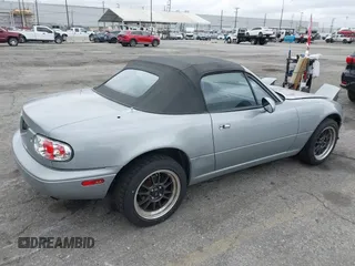 1992 Mazda MX-5 Miata z VIN JM1NA3514N0314487, wystawiony jako IAAI lot #42036631 z przebiegiem 125 882 mil mil oraz . Historia ofert i sprzedaży dostępna na DreamBid. Obrazek 4.
